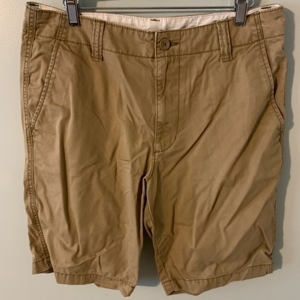 Men’s old navy lived in straight khaki shorts 32